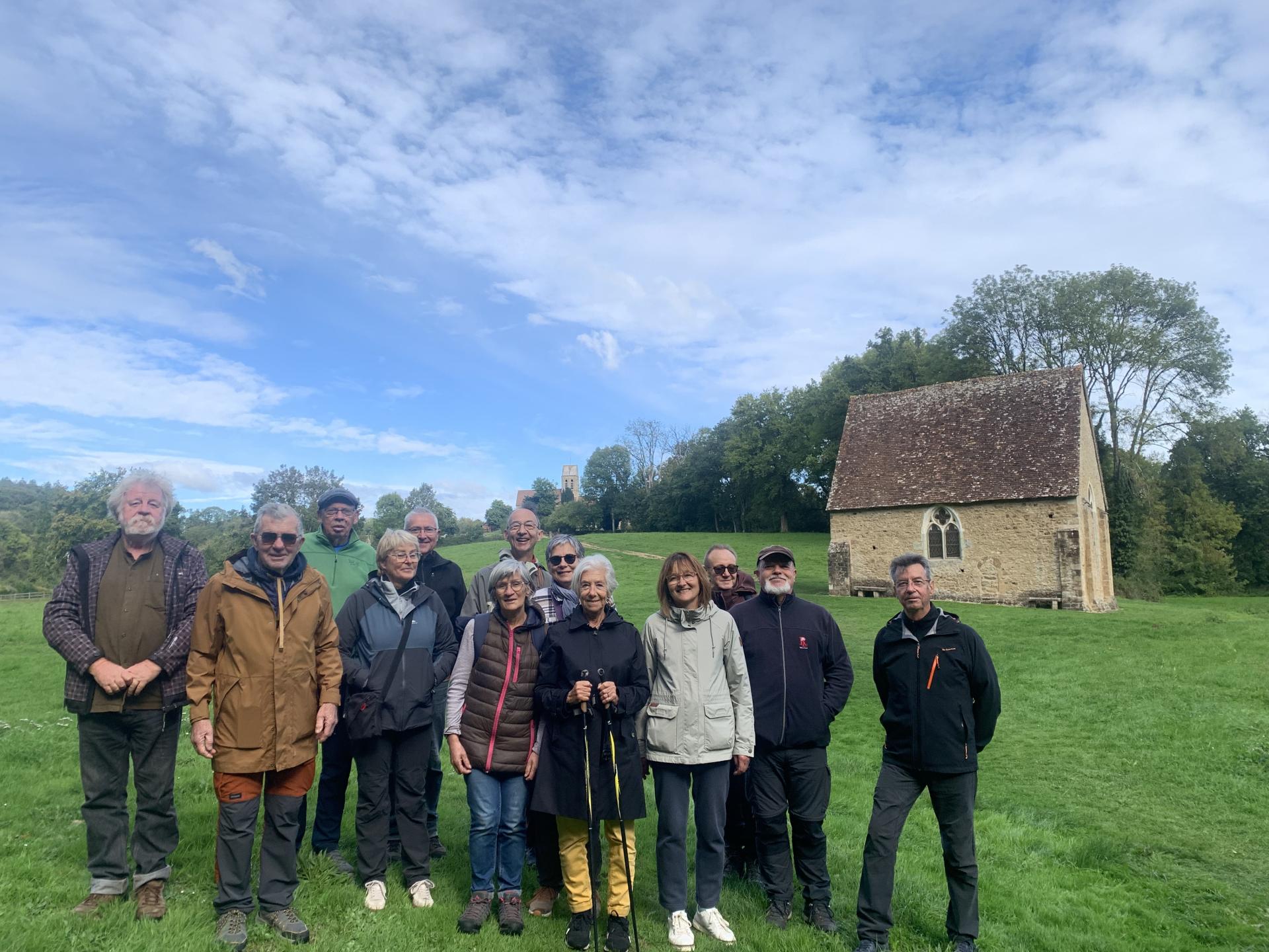 le groupe devant la Chapelle dite du petit St Céneri